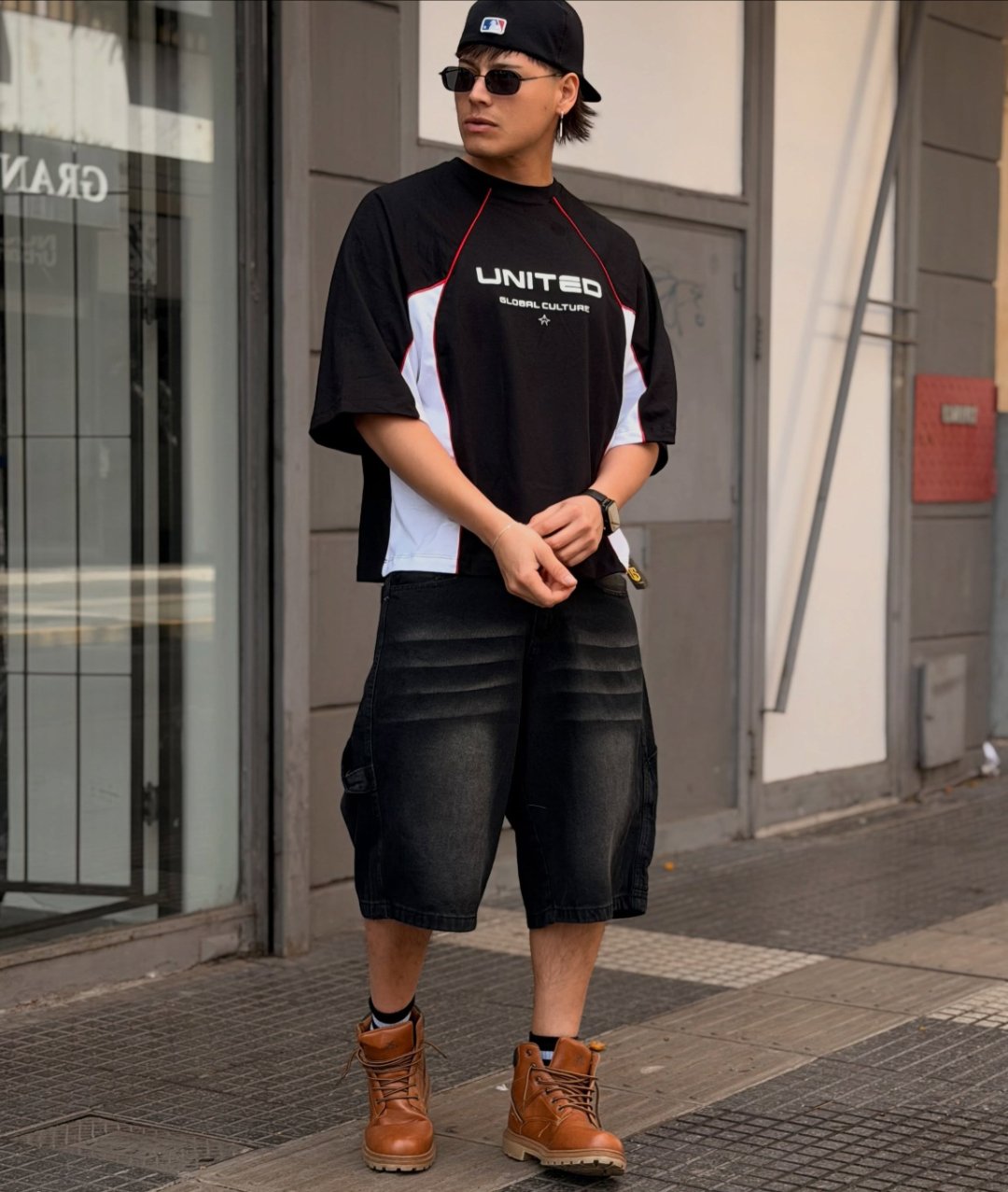 Outfit completo: remera boxy negra y blanca, bermuda baggy de jean negro y botas color miel