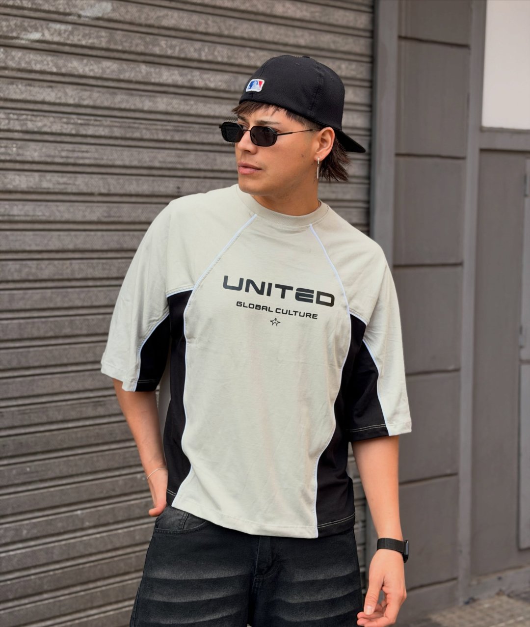 Frente de la remera gris con costuras celestes y estampa United