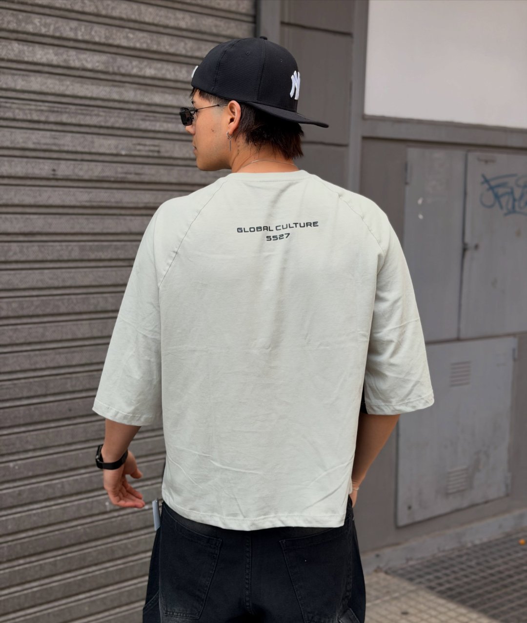 Espalda de la remera gris con estampa Global Culture SS27