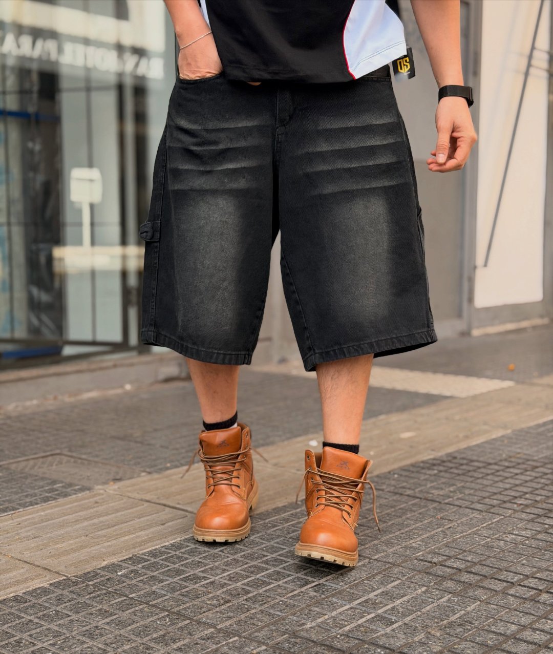 Bermuda baggy de jean negro gastado con bolsillo cargo lateral