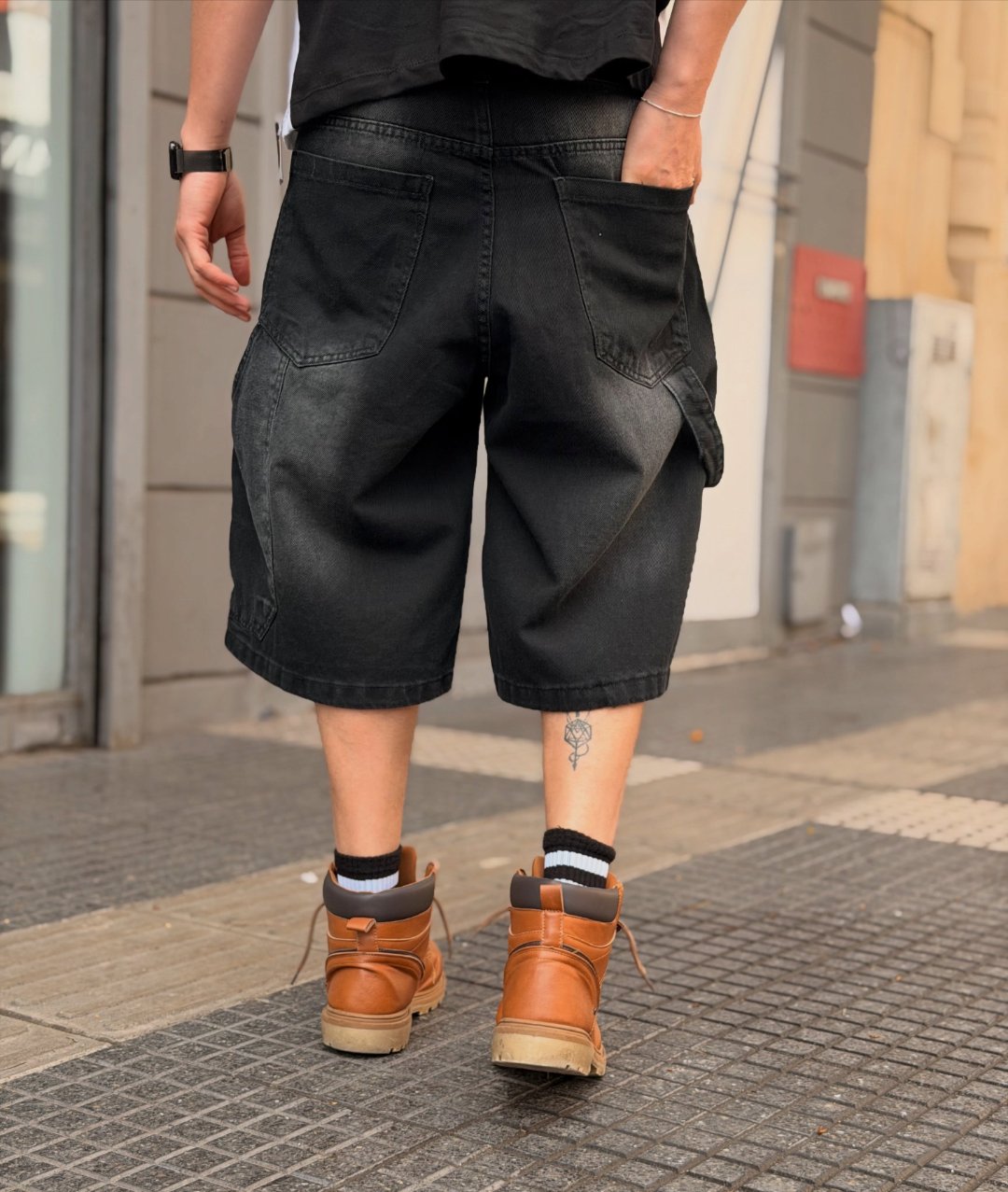 Espalda de la bermuda de jean negro con bolsillos y bolsillo cargo